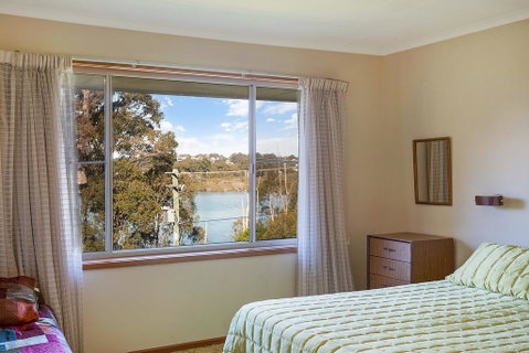 2 Water Crescent - Retro Haven - Suburb Australia 3