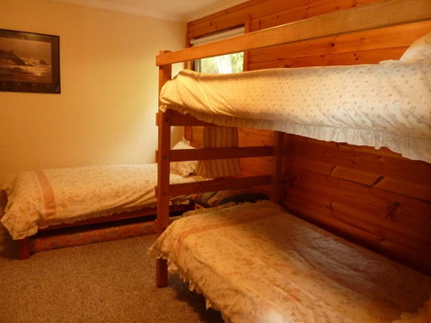 31 Elizabeth Crescent - Suburb Australia 2