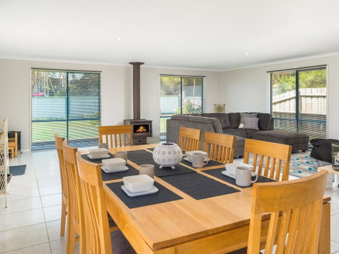 Back Beach Retreat - Suburb Australia 1