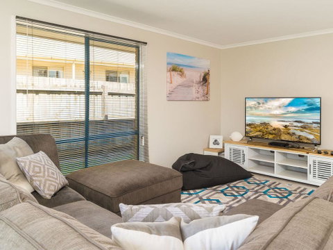 Back Beach Retreat - Suburb Australia 3