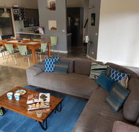 Bay Breeze Holiday Home - Suburb Australia