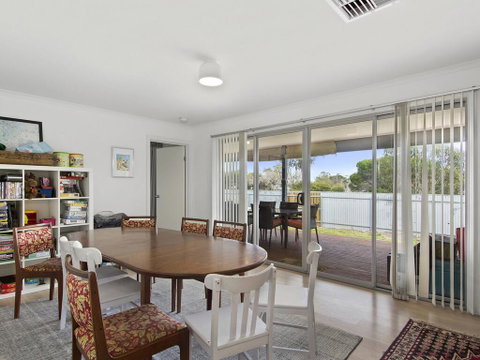 Beach Fun - 11 Broadbeach Drive - Suburb Australia 1