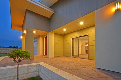 Beaufortia Views - Suburb Australia 2