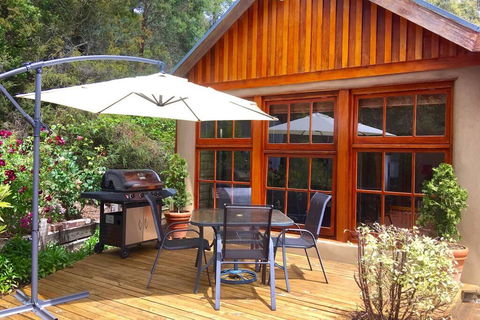 BEAUTIFUL RETREAT - 20 Mins To CBD And Only 10 Mins To MONA! - Suburb Australia 1