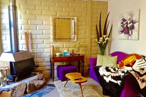 BEAUTIFUL RETREAT - 20 Mins To CBD And Only 10 Mins To MONA! - Suburb Australia 2