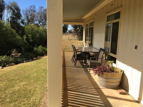 Black Jack Get-A-Way Magpies Nest - Suburb Australia 2