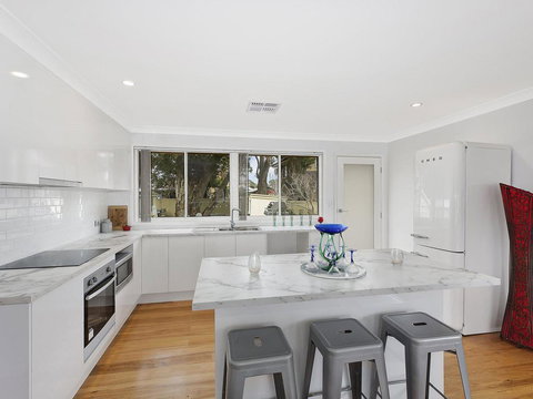 Blue Summer House - Suburb Australia 1