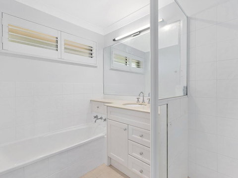 Blue Summer House - Suburb Australia 3