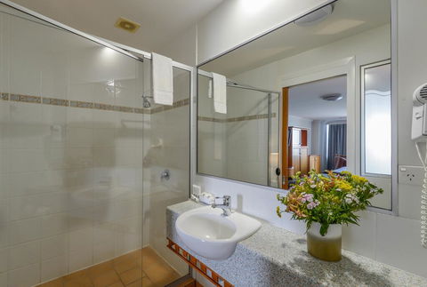 Burnett Riverside Hotel - Suburb Australia 2