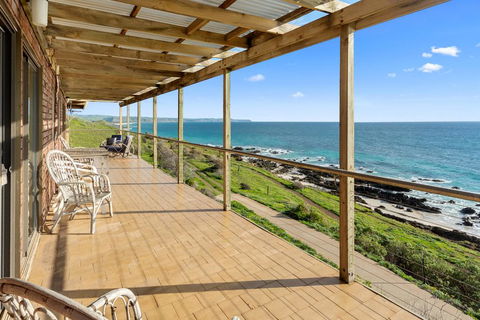 Cliffs End Beach Shack - 105 Gold Coast Drive, Carrickalinga - Suburb Australia 0