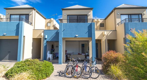 Front 9 Then Dine - 3/61 St Andrews Boulevard - Suburb Australia 0