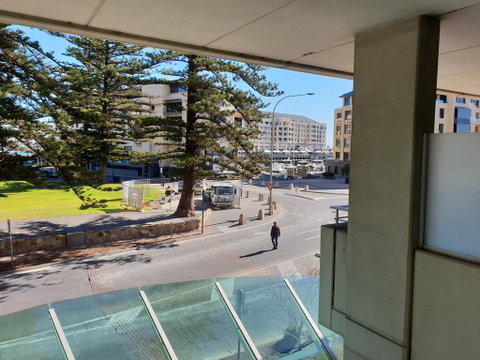Glenelg Getaway 3 Bedroom Apartment - Suburb Australia 1