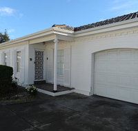Glenelg Holiday Apartments-Colonial Square - Suburb Australia