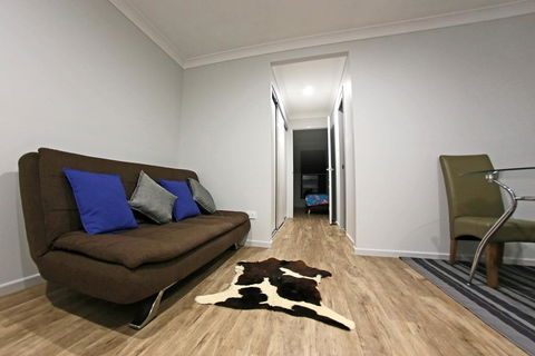 Granny Flat Next To Golf Course - Suburb Australia 3