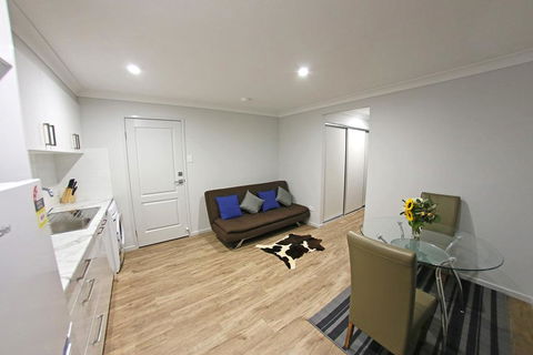 Granny Flat Next To Golf Course - Suburb Australia 0