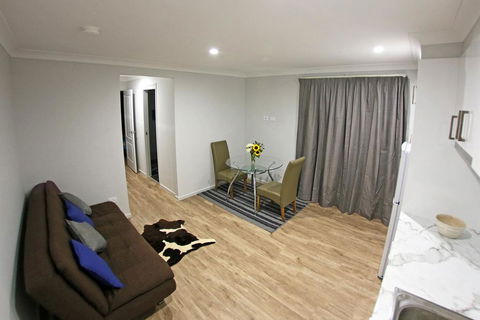 Granny Flat Next To Golf Course - Suburb Australia 1