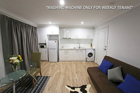 Granny Flat Next To Golf Course - Suburb Australia 2