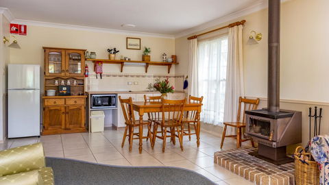 Honeysuckle Cottages - Suburb Australia 2