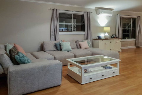 Jasmine Cottage - Suburb Australia 2