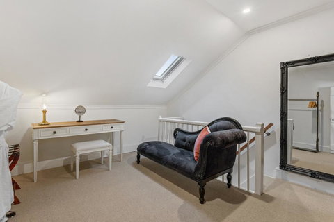 Lythgo's Row Colonial Cottages - Suburb Australia 3