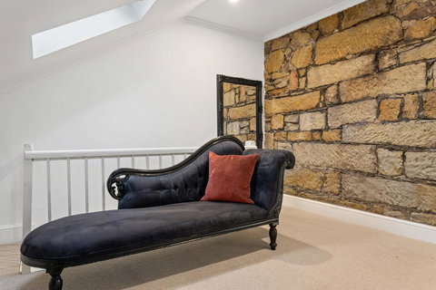 Lythgo's Row Colonial Cottages - Suburb Australia 2