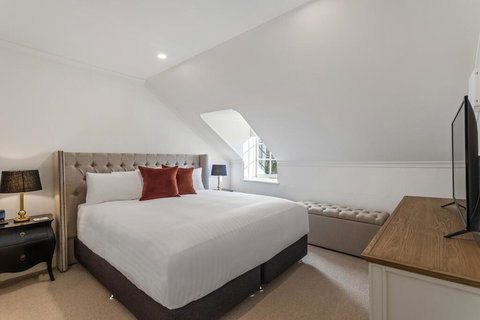 Lythgo's Row Colonial Cottages - Suburb Australia 1