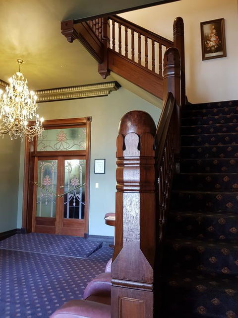 Madden's Commercial Hotel - Suburb Australia 3