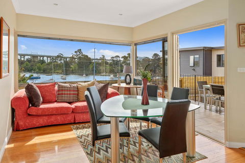 Manfield City Waterfront View Cottage - Suburb Australia 3