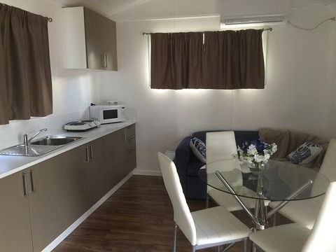 Oakridge Motel Tourist Park - Suburb Australia 3