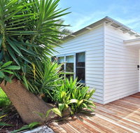 Palm Oasis - family friendly accommodation just a short walk to werri beach - Suburb Australia