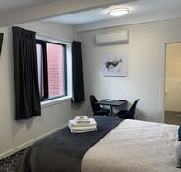 Queens Arms Hotel - Suburb Australia