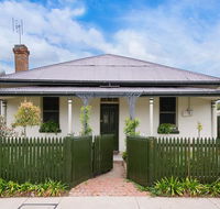 Roalies Farm House - Suburb Australia