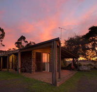 Rockbank Retreat - Suburb Australia