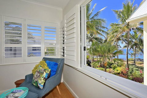 Royle Palms Beach Front Villa - Suburb Australia 2