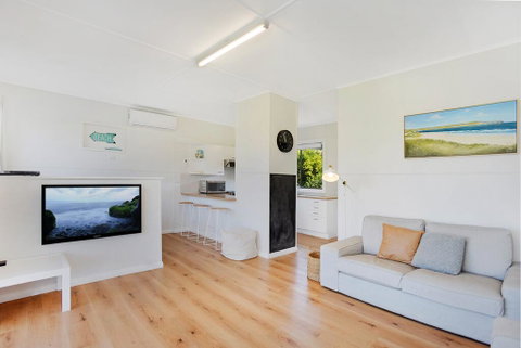 Scenic Shack - 4 Scenic Way - Suburb Australia 2
