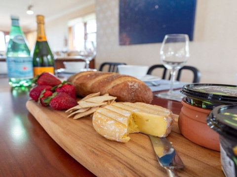 Seven Smiles - Riverside Location And Ocean Views - Suburb Australia 3