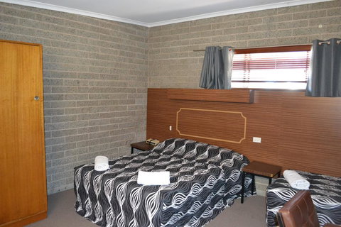 Shamrock Hotel Motel Balranald - Suburb Australia 2