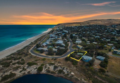 Socks 'n' Sandals - 34 Riverview Drive - Suburb Australia 1