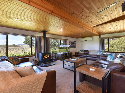 Soldiers Cottage Picturebook Vineyard Home - Suburb Australia 1