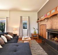 Somerville Wines Farmstay in Broke super cute house on working farm. Walk for miles. - Suburb Australia