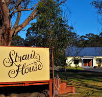 Straw House B and B - Suburb Australia