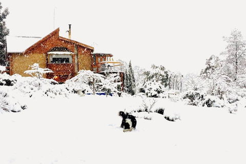 STUNNING HOME WITH AMAZING VIEWS - Just 20 Mins To The City And Only 10 To MONA! - Suburb Australia 0