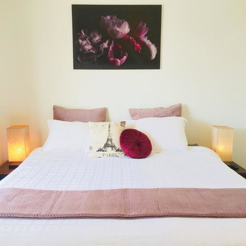 Sunny Shackell - Echuca Moama Holiday Accommodation - Suburb Australia 3