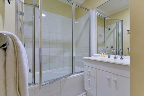 Sunset Waters Apartments - Suburb Australia 3