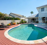 Super Sized Family Retreat With a Pool - Suburb Australia