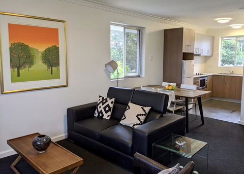 Superb 2 BR Apartment Minutes To CBD- Cen8 - Suburb Australia 0