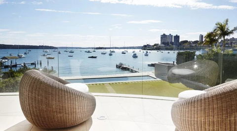 Superb 3 Bedroom, 2 Bathroom First Level Waterfront - Suburb Australia 0