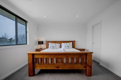 Superb Luxe 5BR House@Point Cook Near Lake - Suburb Australia 1