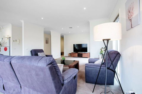 Superb Luxe 5BR House@Point Cook Near Lake - Suburb Australia 3