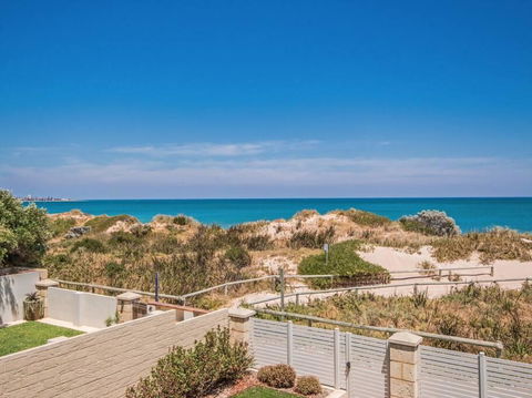 Surf And Sun In Silver Sands - Suburb Australia 2